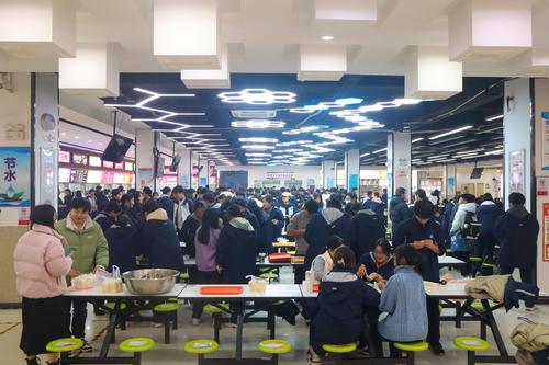 1热闹非凡的餐厅 1热闹非凡的餐厅