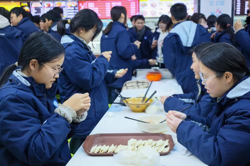 2同学们互相学习一起包饺子 2同学们互相学习一起包饺子