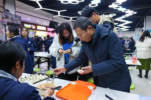 4副校长张继波和同学们一起包饺子 4副校长张继波和同学们一起包饺子