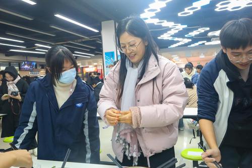 6李新华老师教同学们包饺子 6李新华老师教同学们包饺子