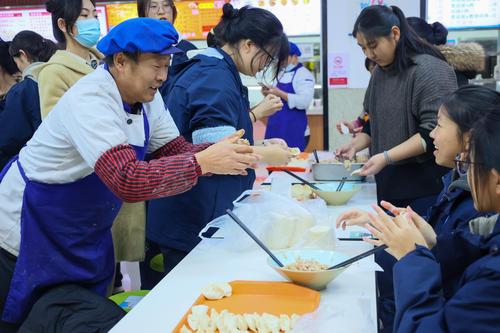 7食堂工作人员教同学们怎么包 7食堂工作人员教同学们怎么包