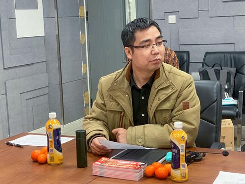 2教务处副主任李鹏主持茶话会 2教务处副主任李鹏主持茶话会