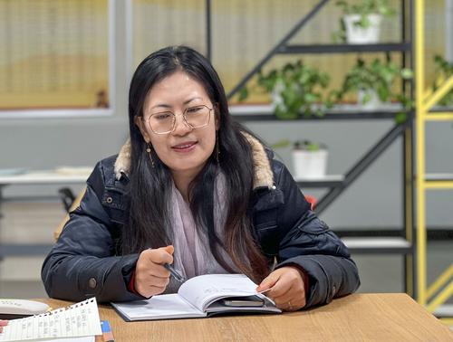 1.高一年级长李新华老师在总结2023年度的班级管理工作 1.高一年级长李新华老师在总结2023年度的班级管理工作