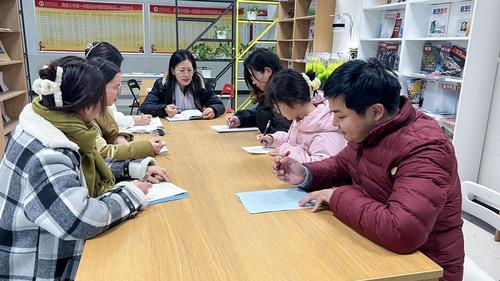 3.高一年级在召开班级管理工作总结会 3.高一年级在召开班级管理工作总结会