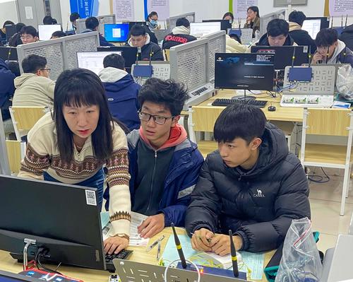 1梁爽老师耐心指导学生 1梁爽老师耐心指导学生