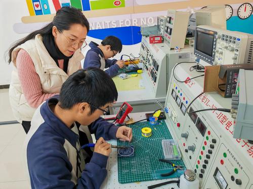 2李晓培老师辅导学生动作要领 2李晓培老师辅导学生动作要领