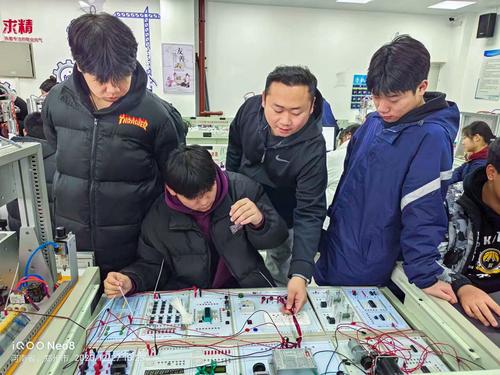 3陈咨衡认真辅导学生操作细节 3陈咨衡认真辅导学生操作细节