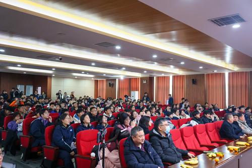 5参会人员认真观看 5参会人员认真观看