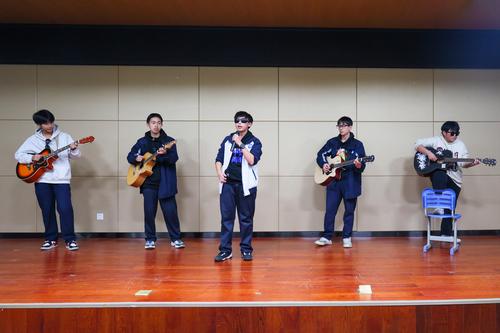 9乐队演唱《没有理想的人不伤心》 9乐队演唱《没有理想的人不伤心》