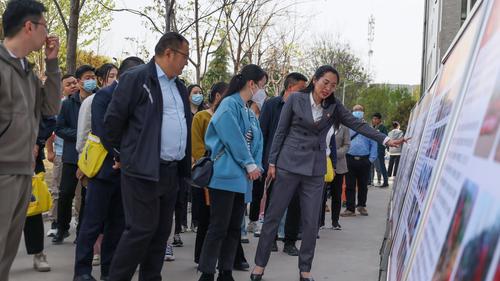 校团委书记李晓培向培训学员介绍学校团建工作 校团委书记李晓培向培训学员介绍学校团建工作