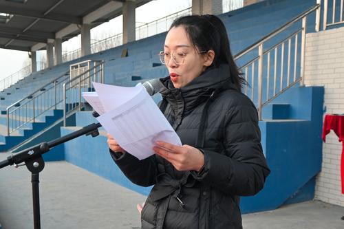 2团委书记李晓培宣读《学校关于同意陈紫茹等294名同学入团的决定》 2团委书记李晓培宣读《学校关于同意陈紫茹等294名同学入团的决定》