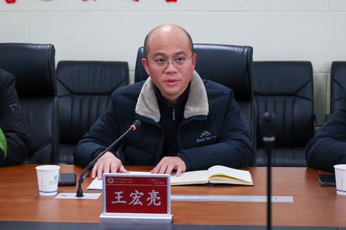 3副校长王宏亮对学校整体情况做详细介绍 3副校长王宏亮对学校整体情况做详细介绍