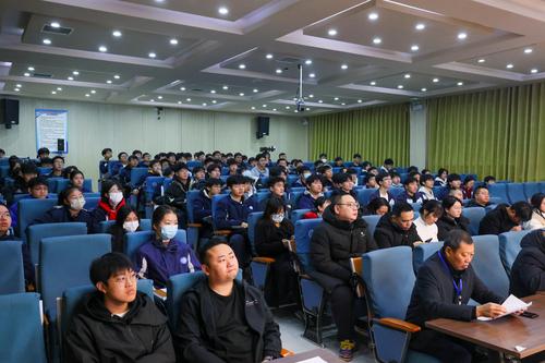 3参会校队成员与辅导老师认真听讲 3参会校队成员与辅导老师认真听讲