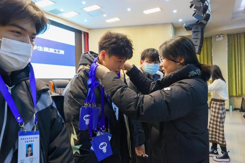 4辅导老师为校队成员佩戴工牌 4辅导老师为校队成员佩戴工牌