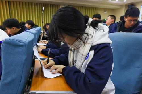 5在《致校队学生的一封信》上签名 5在《致校队学生的一封信》上签名