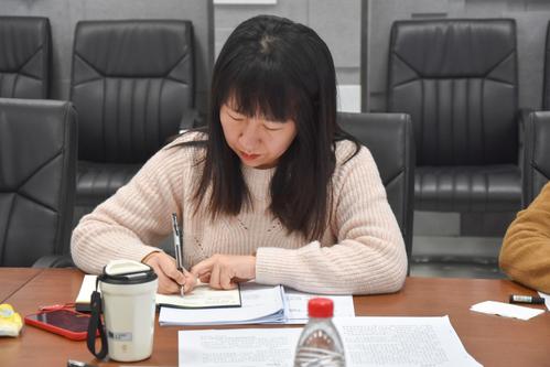 2会议由梁爽主持 2会议由梁爽主持