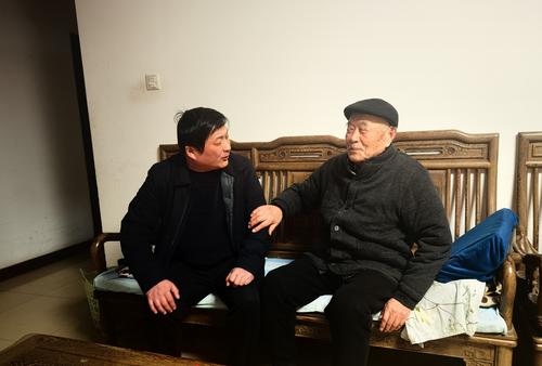 1副校长郑棣与离休老师庞振邦拉家常 1副校长郑棣与离休老师庞振邦拉家常