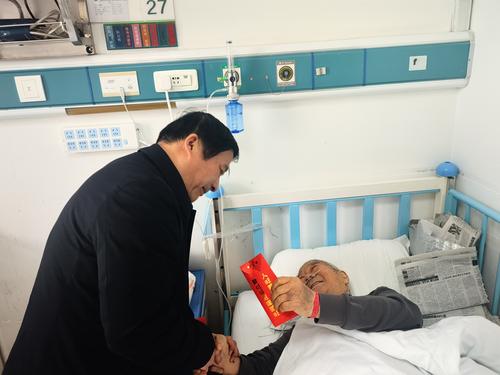 2学校领导到医院看望离休老师张殿卿 2学校领导到医院看望离休老师张殿卿