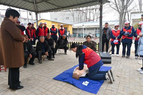 3学生展示心肺复苏术的操作方法 3学生展示心肺复苏术的操作方法