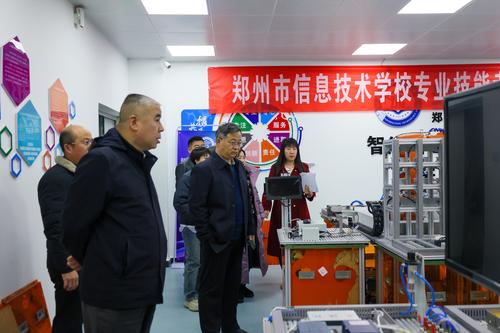 3参观工业机器人实训室 3参观工业机器人实训室