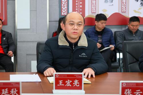 8副校长王宏亮对学校各方面的成绩与问题做详细汇报 8副校长王宏亮对学校各方面的成绩与问题做详细汇报