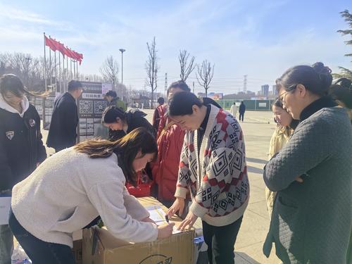 4排队领取奖品 4排队领取奖品
