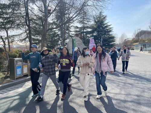 2老师们三五成群徜徉在幸福的春天里 2老师们三五成群徜徉在幸福的春天里