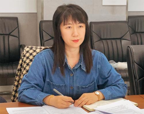 2教科研处主任梁爽主持会议 2教科研处主任梁爽主持会议