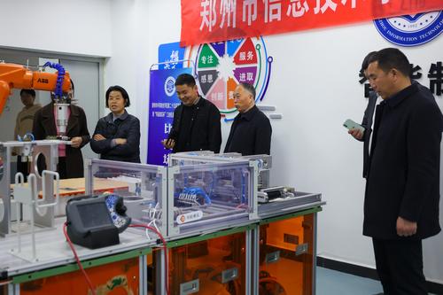 9参观工业机器人实训室 9参观工业机器人实训室