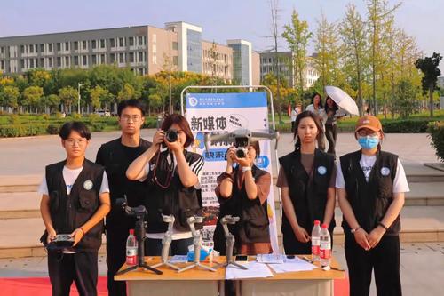 4新媒体工作室成员合影 4新媒体工作室成员合影