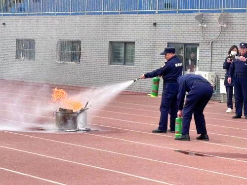 2消防培训员演示使用灭火器 2消防培训员演示使用灭火器