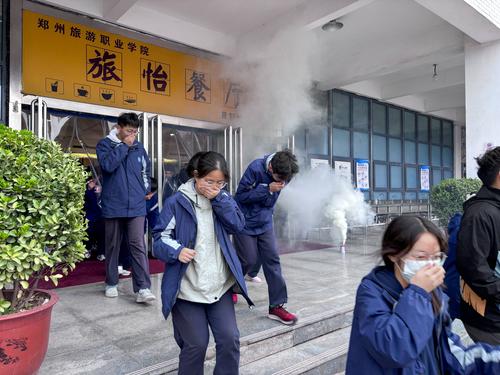 4学生进行逃生演练 4学生进行逃生演练