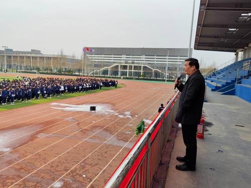 5副校长郑棣进行总结 5副校长郑棣进行总结