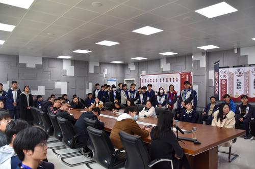 3全体辅导老师和参赛选手认真听会 3全体辅导老师和参赛选手认真听会