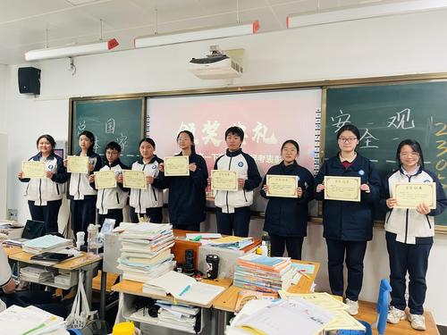 2.为获得“卓越之星”的同学进行颁奖 2.为获得“卓越之星”的同学进行颁奖