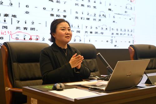 2刘蕾为学生示范四四拍节奏 2刘蕾为学生示范四四拍节奏