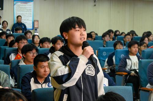 5课堂上,学生积极互动 5课堂上,学生积极互动