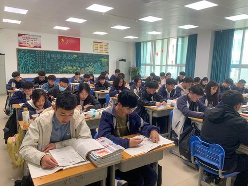 2同学们利用早读时间读国学经典 2同学们利用早读时间读国学经典