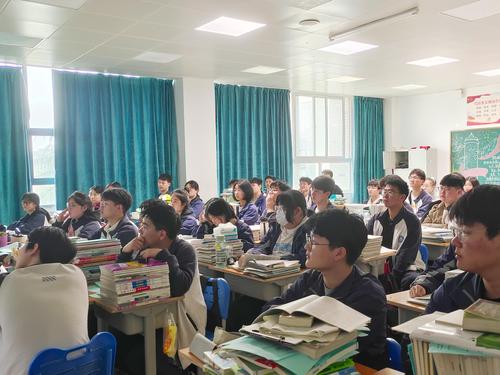 2.同学们认真听讲 2.同学们认真听讲
