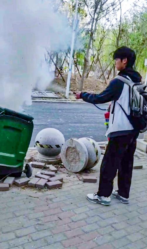 3-李凯歌同学使用灭火器灭火(视频截图) 3-李凯歌同学使用灭火器灭火(视频截图)
