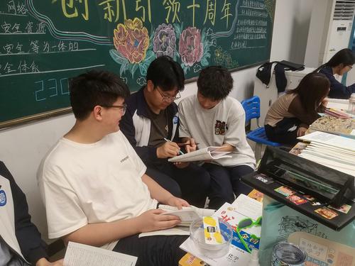 2.同学们热火朝天地讨论剧情 2.同学们热火朝天地讨论剧情