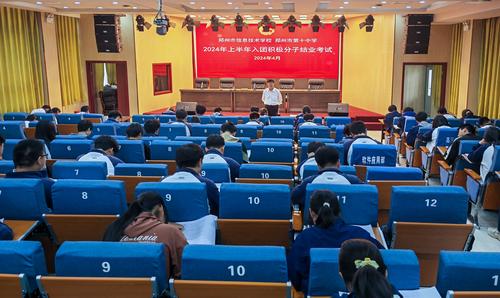 1刘学雷老师认真监考 1刘学雷老师认真监考
