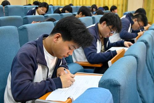 3学生认真书写答卷 3学生认真书写答卷