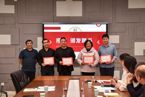 3副校长郑棣为导师颁发聘书 3副校长郑棣为导师颁发聘书