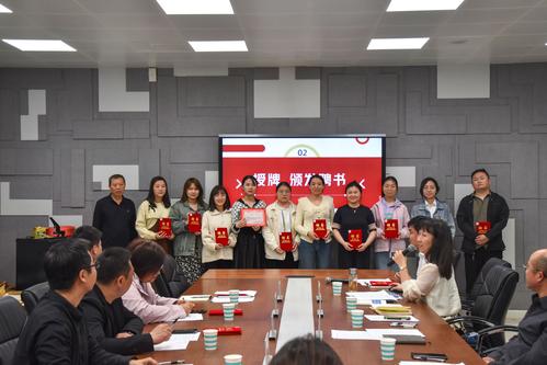 4副校长张继波为工作室成员颁发证书 4副校长张继波为工作室成员颁发证书