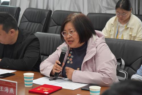 6王海燕对学校教育科研表示赞赏 6王海燕对学校教育科研表示赞赏