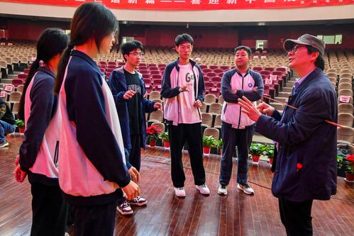 1张文戈老师纠正各班指挥手势的摆放 1张文戈老师纠正各班指挥手势的摆放
