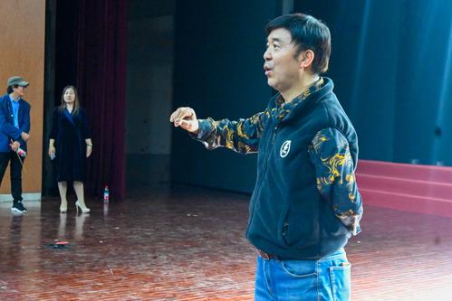 2李德义老师指导学生礼仪姿态 2李德义老师指导学生礼仪姿态