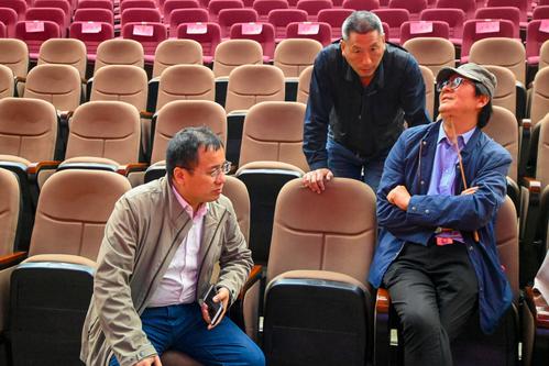 3政教主任张坤与老师们核对比赛流程 3政教主任张坤与老师们核对比赛流程