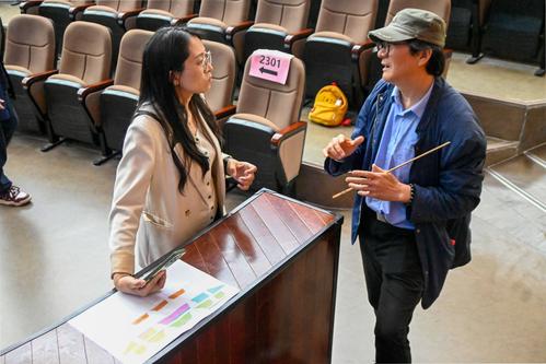 4团委书记李晓培与总导演张文戈讨论舞台设计 4团委书记李晓培与总导演张文戈讨论舞台设计